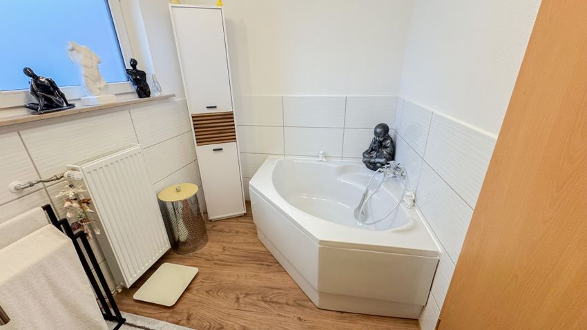 Tageslichtbad mit Wanne und Dusche EG