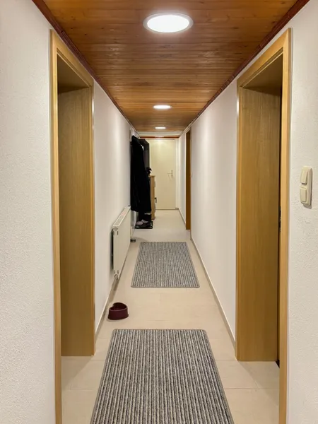 Flur mit Kaminofen(UG)