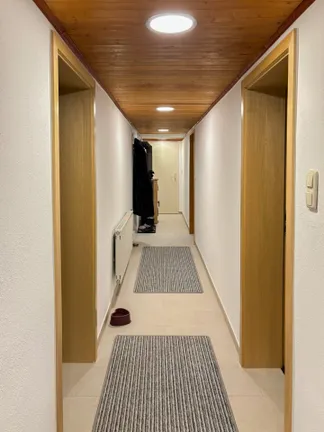 Flur mit Kaminofen(UG)