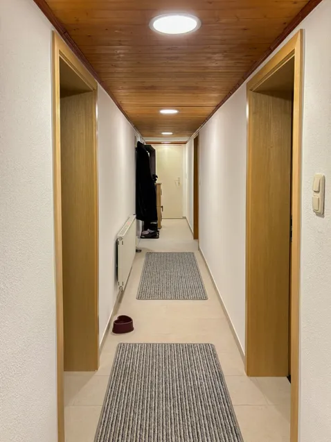 Flur mit Kaminofen(UG)