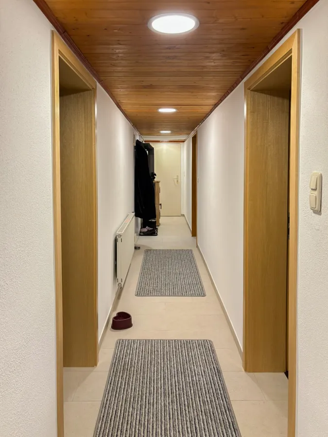 Flur mit Kaminofen(UG)