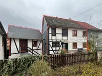 Wohnhaus mit Nebengebäude