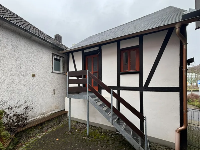 Nebengebäude mit Garage