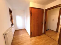 Gäste-/Bürozimmer mit Zugang zum Speicher