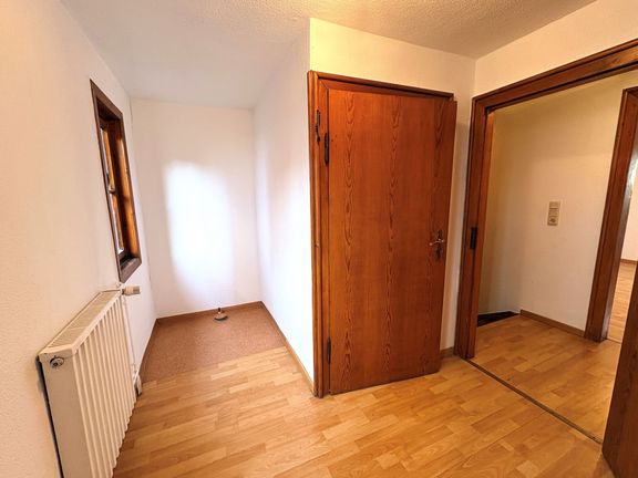 Gäste-/Bürozimmer mit Zugang zum Speicher