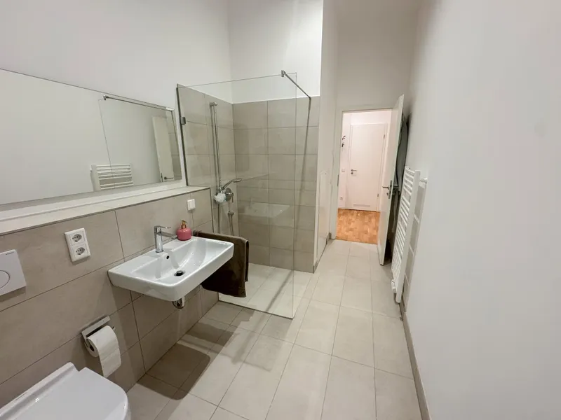 Bad mit Wanne und Dusche