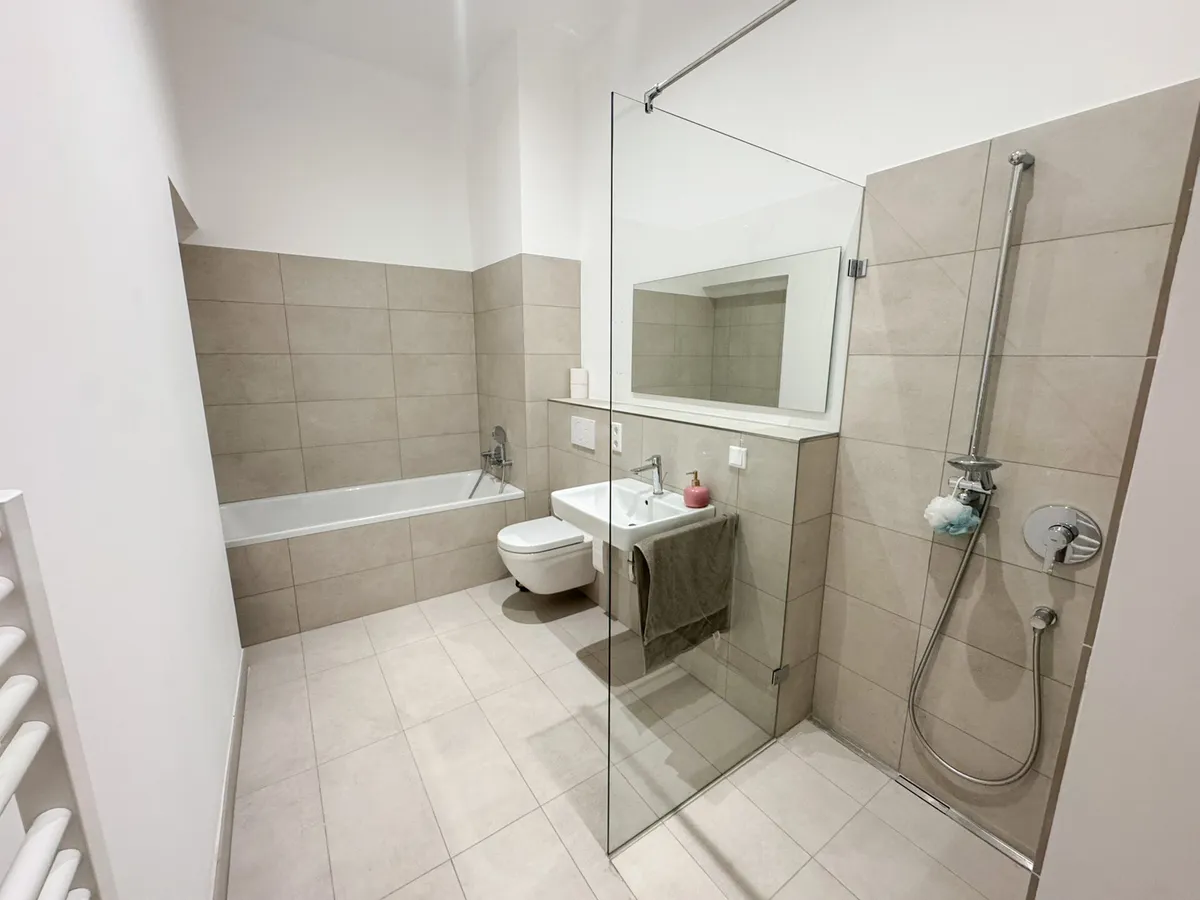 Bad mit Wanne und Dusche