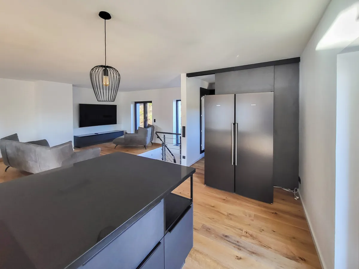 Küche mit Zugang zur zweiten Küche