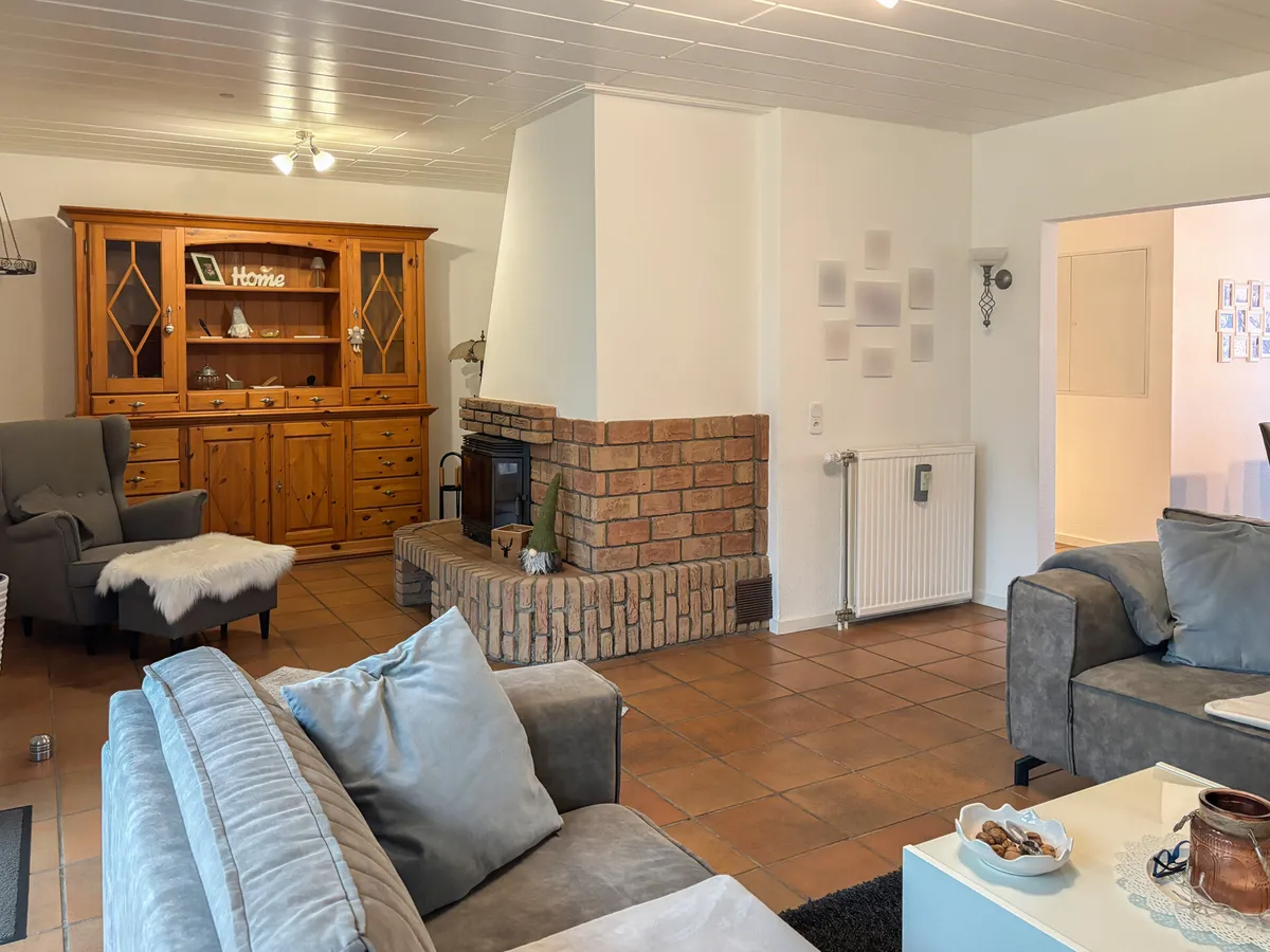 Wohnzimmer mit Kamin