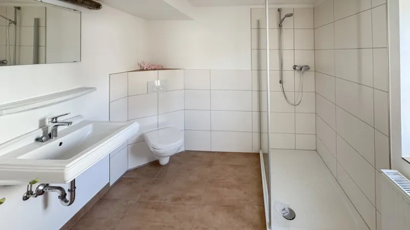 Kinderbad-Tageslichtbad mit Dusche OG 