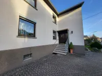 Eingangsbereich und Parkplatz