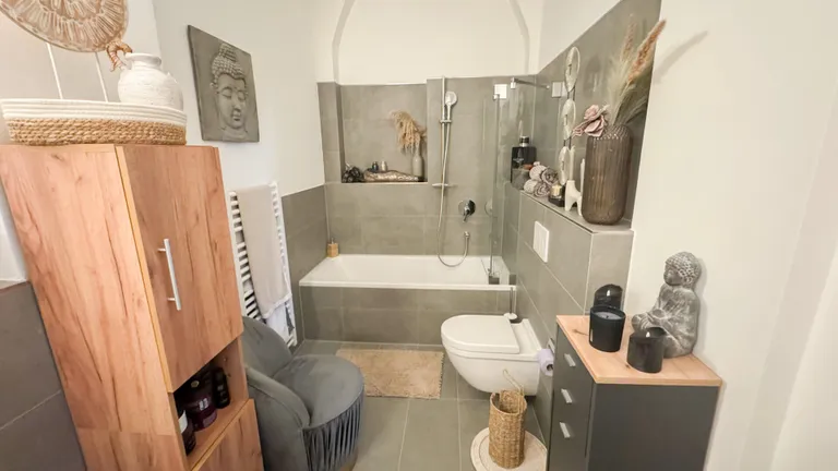 Hochwertiges Duschbad mit historischen Decken