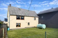 Hintere Gebäudeansicht mit Garten