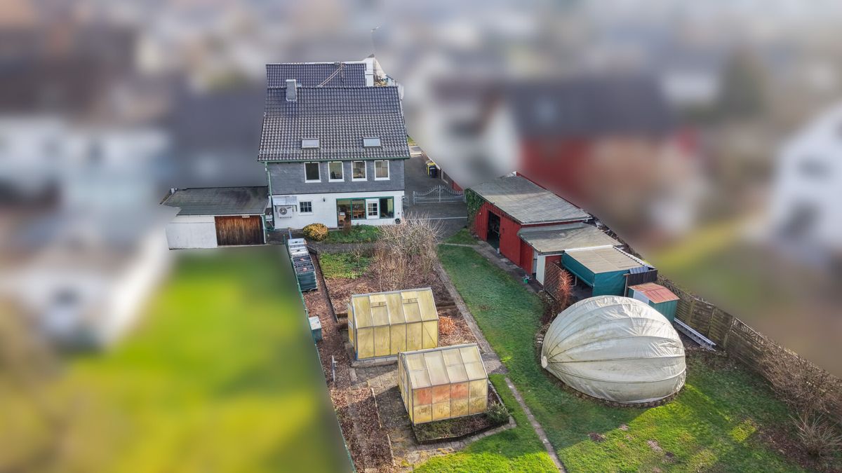 Gartenansicht mit Pool unter der Rundkuppel