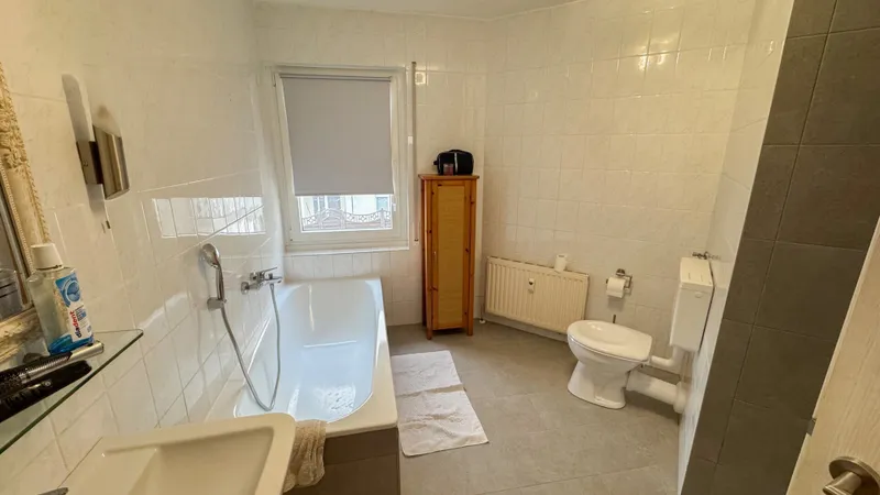 Tageslichbad mit Dusche und Wanne