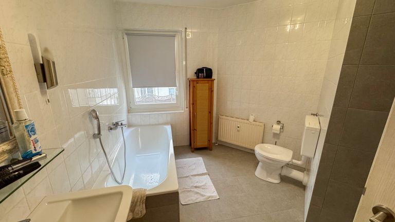 Tageslichbad mit Dusche und Wanne