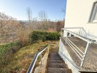 Zugang zum unteren Grundstücksbereich und Heizung