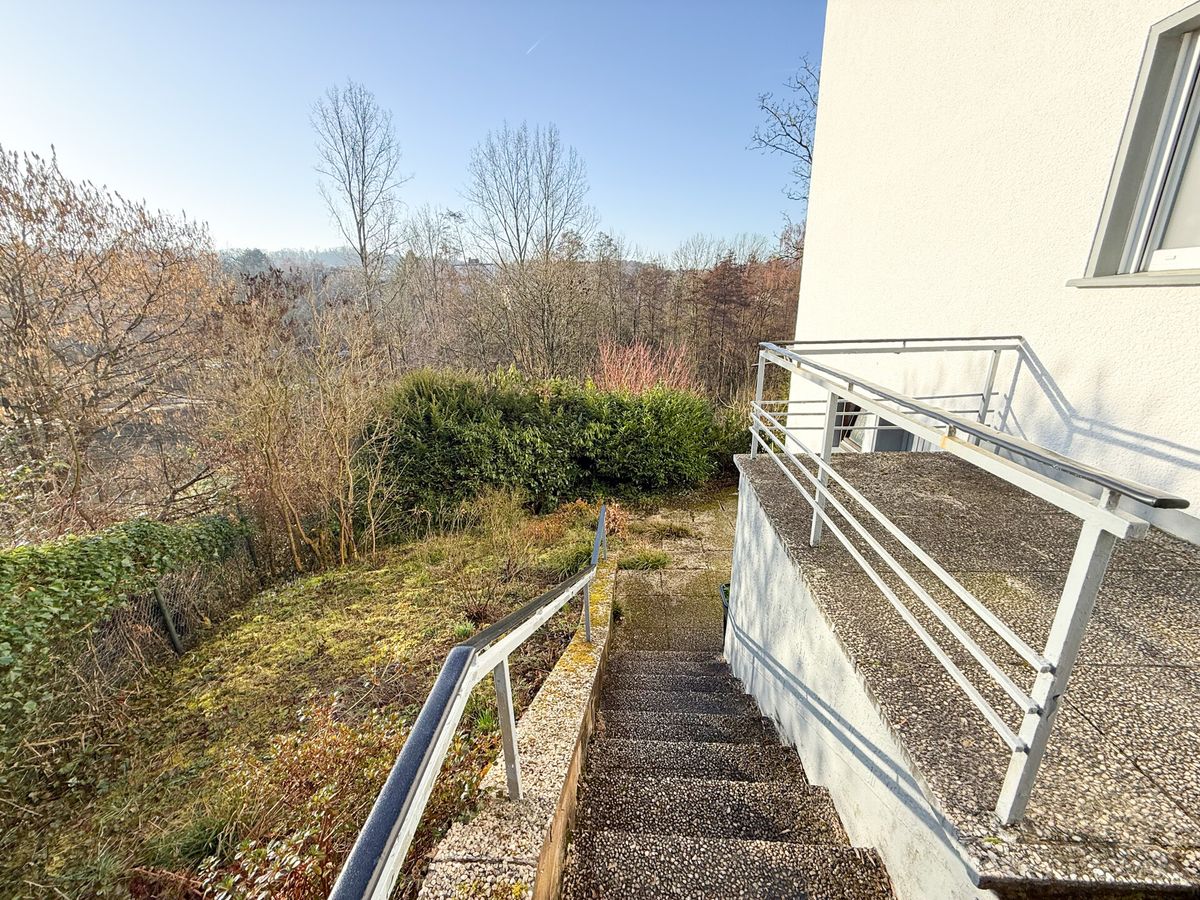 Zugang zum unteren Grundstücksbereich und Heizung