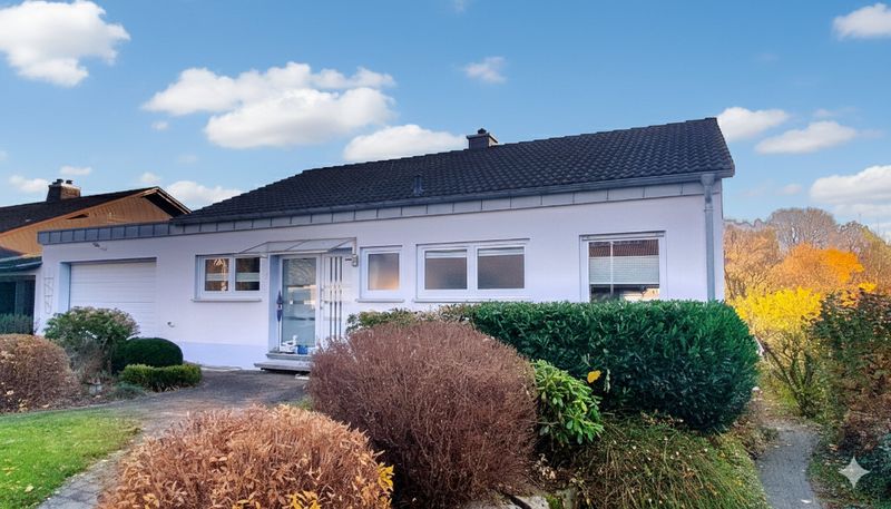 Frontansicht Haus, auf der linken Seite des Grundstücks Parkplatz möglich