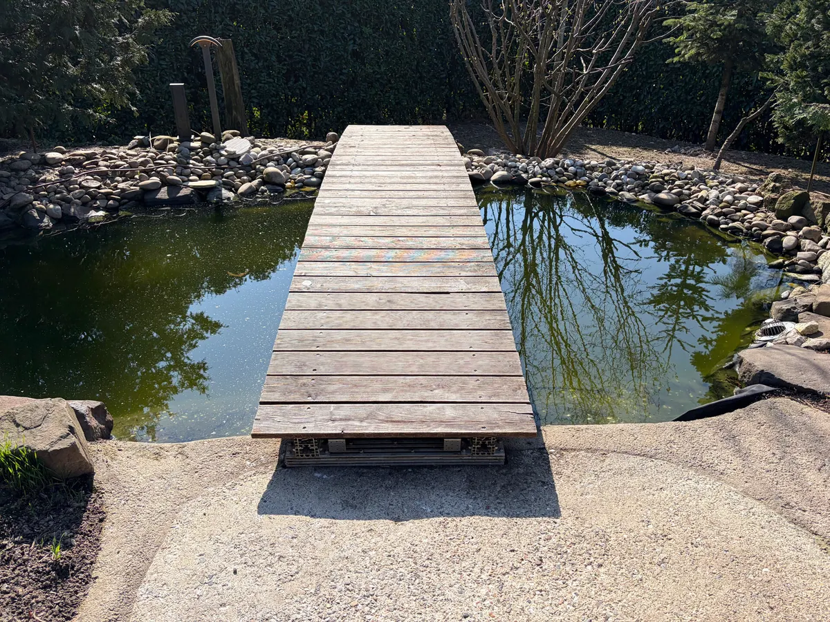 Naturteich mit Holzbrücke