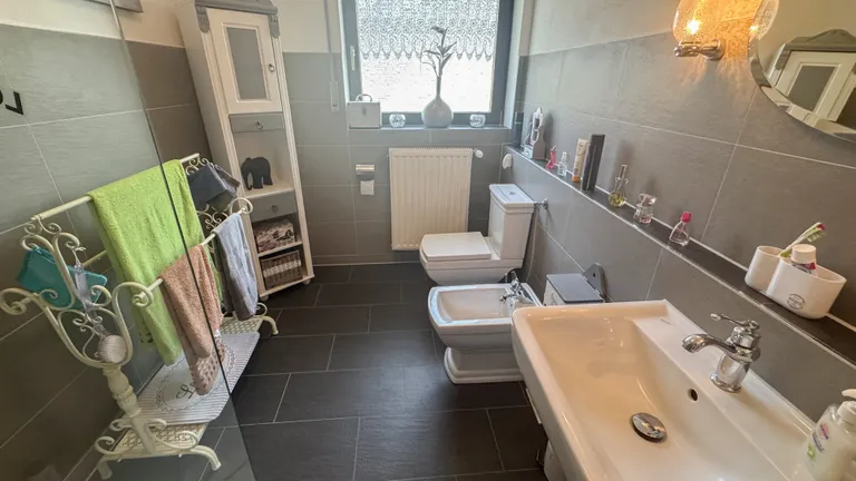 Tageslichtbad mit Wanne und Dusche