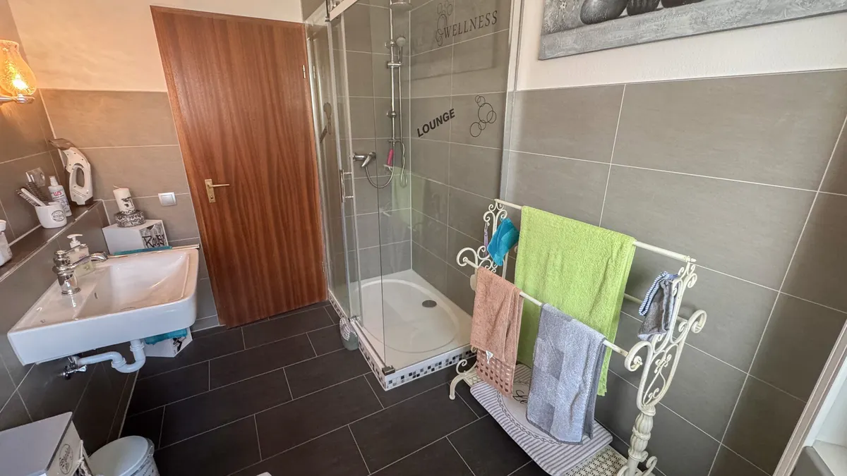 Tageslichtbad mit Wanne und Dusche