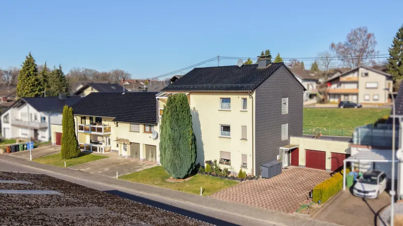 TOP-ANGEBOT - 6 Parteienhaus mit 6 Garagen in zentraler, ruhiger Lage von Asbach zu verkaufen !!