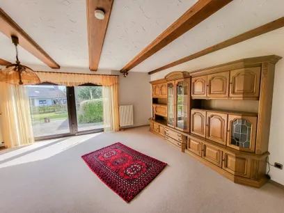 Wohnzimmer mit Zugang zum Garten