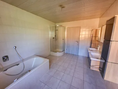 Tageslichtbad mit Wanne und Dusche EG