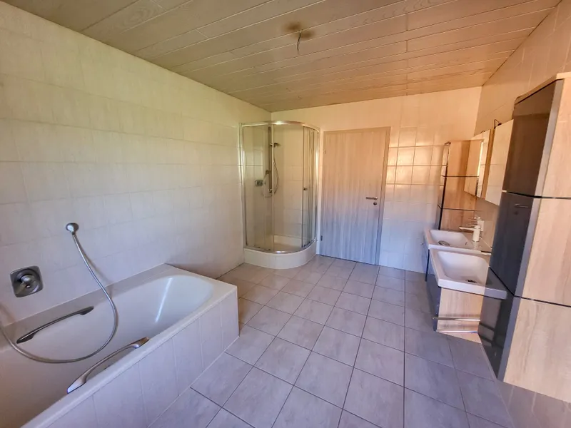 Tageslichtbad mit Wanne und Dusche EG