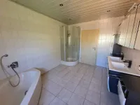 Tageslichtbad mit Wanne und Dusche OG 