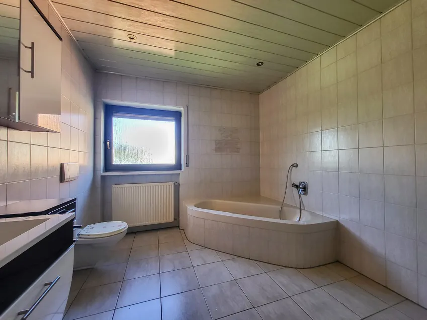 Tageslichtbad mit Wanne und Dusche OG