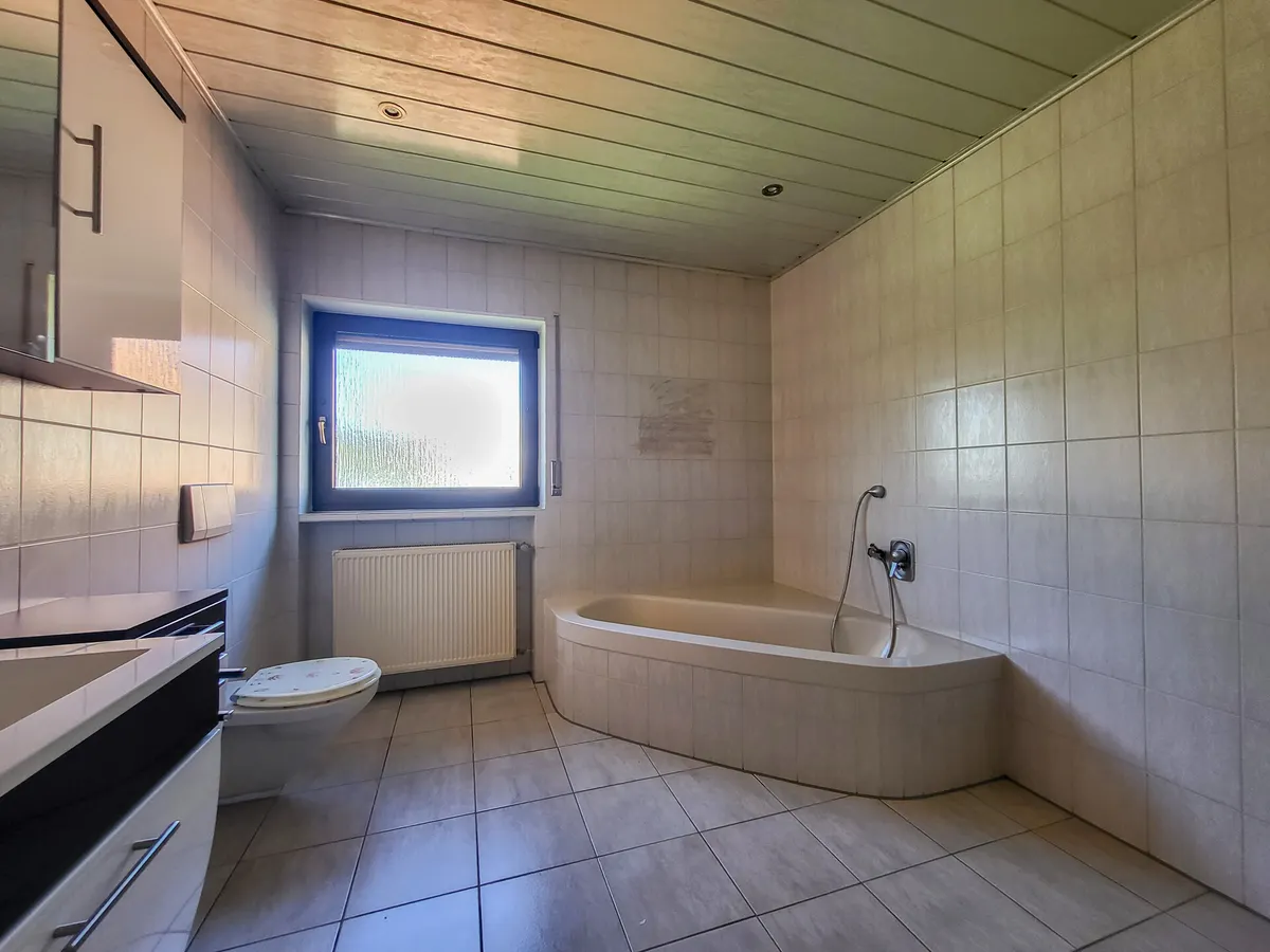 Tageslichtbad mit Wanne und Dusche OG