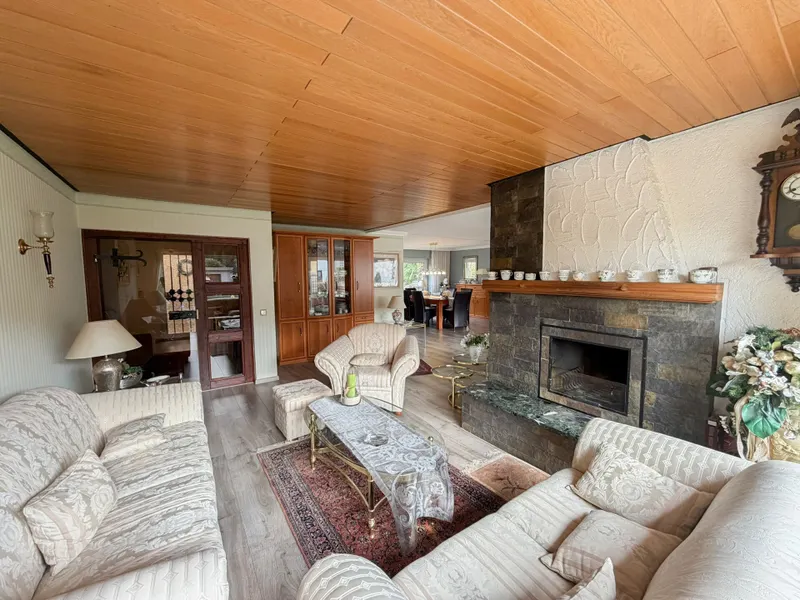 2. Wohnzimmer mit Kamin (EG)