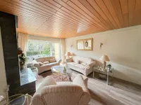 2. Wohnzimmer mit Kamin (EG)