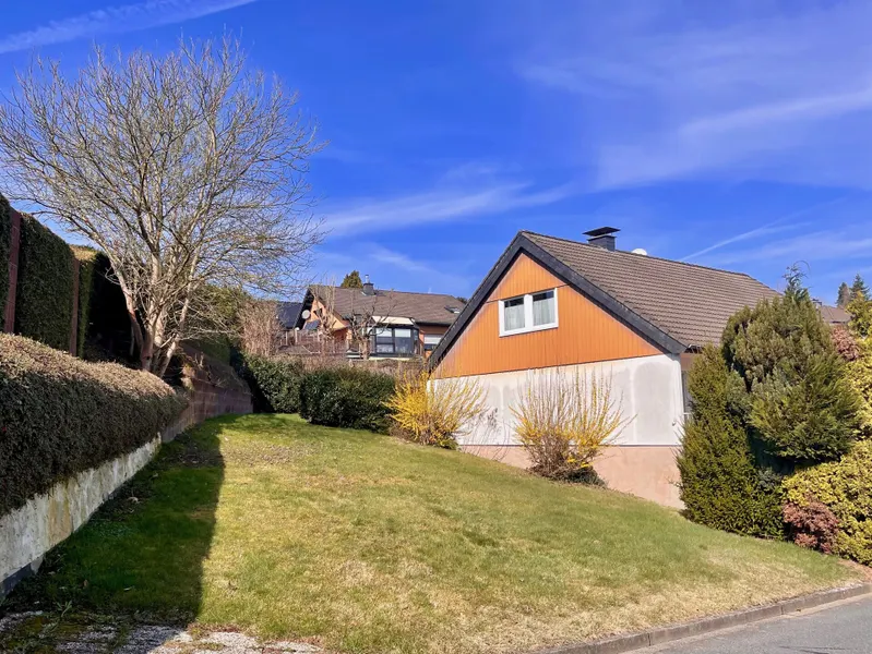 Grundstück neben dem Haus