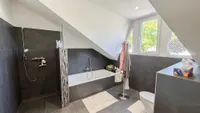 Tageslichbad mit Wanne und Dusche DG