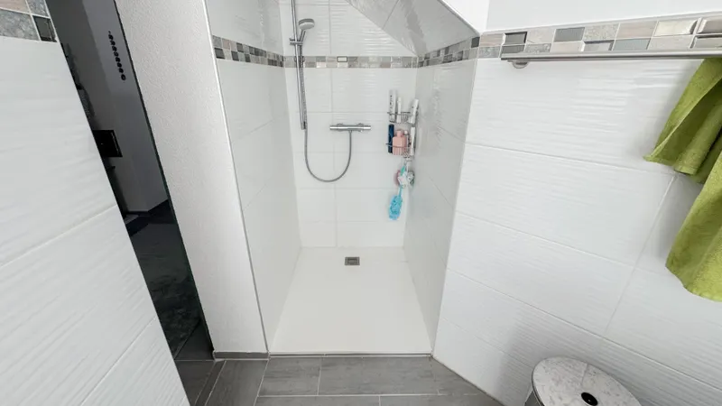 Tageslichtbad mit  Dusche und Wanne Einliegerwohnung