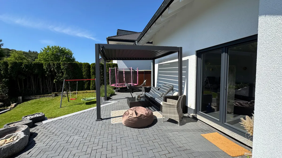 große Terrasse mit Blick in die Natur
