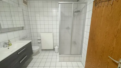 Bad mit Dusche und Wanne