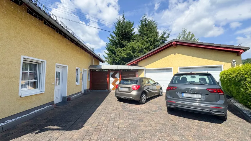 Hofbereich mit Doppelgarage
