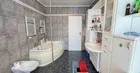 Tageslichtbad mit Wanne und Dusche