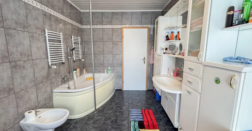 Tageslichtbad mit Wanne und Dusche