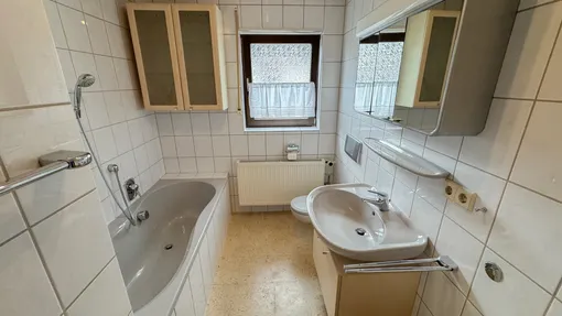 Tageslichtbad mit Wanne und WC OG