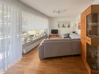 Wohnbereich mit Zugang auf den Balkon