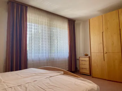 geräumiges Schlafzimmer (EG)