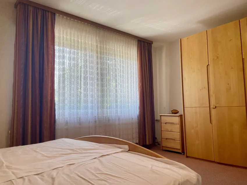 geräumiges Schlafzimmer (EG)