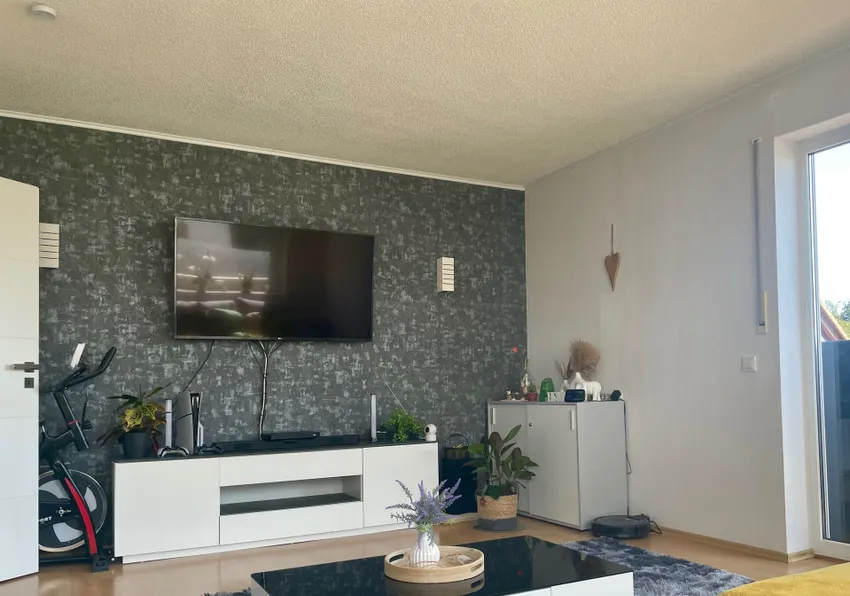 Wohnbereich mit Zugang zum Balkon