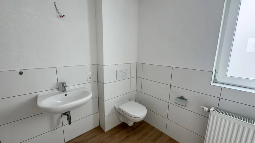 Tageslichtbad mit Dusche EG Wohnhaus Nr. 11