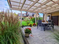 Terrasse hinter dem Haus